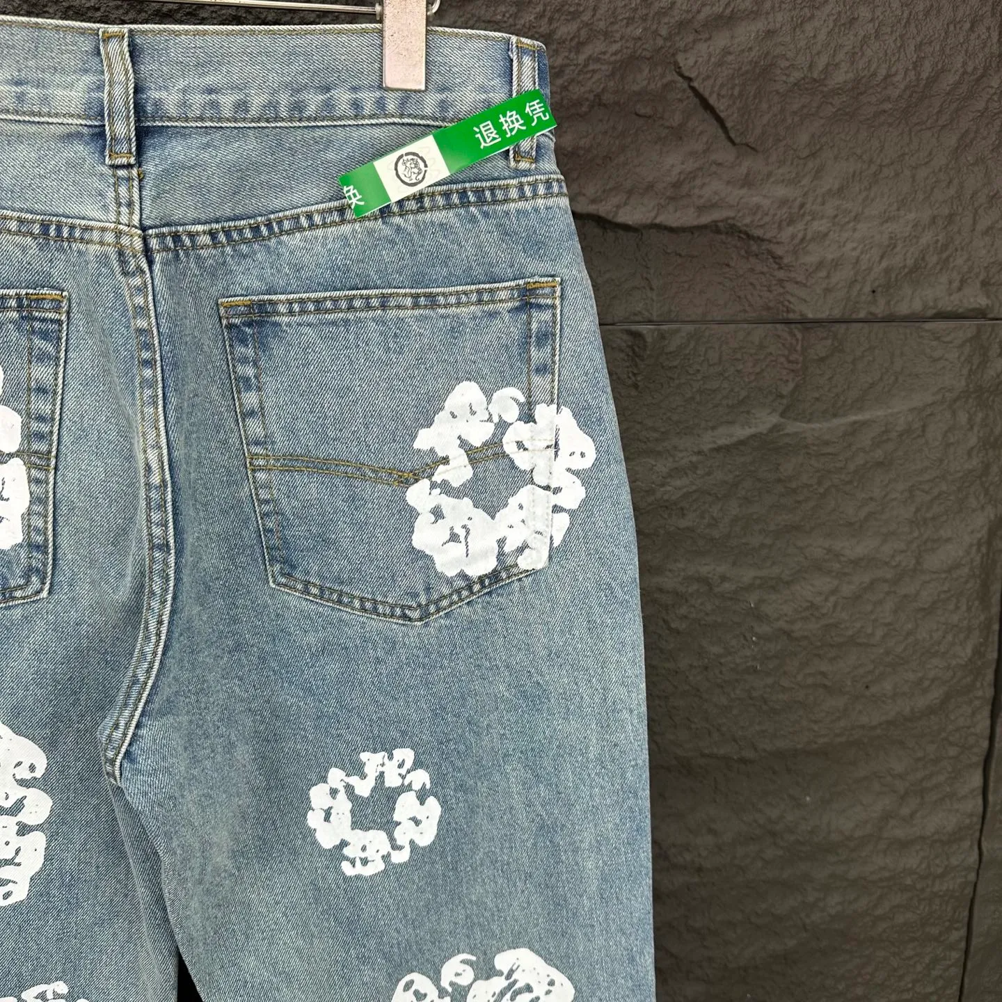 P230 Denim Tears 2025 new limited edition gem-inlaid kapok couples' washed jeans 🔥High version🔥High version🔥Top ceiling quality Styles with different washed textures are very friendly to people with thin legs and thick legs. The straight version is very flattering to the leg shape. Moderate length that never goes out of style, easy to match with casually, basic styling for various styles, a must-have in the wardrobe! The fabric is stiff but also makes the upper body soft without losing texture. The washing process is even more perfect. It is a must-have item for everyone! ! ! Washed wheat, hang tag, pants label, complete with three labels Color: black, blue, gray Size: 28, 30, 32, 34, 36 (five sizes)